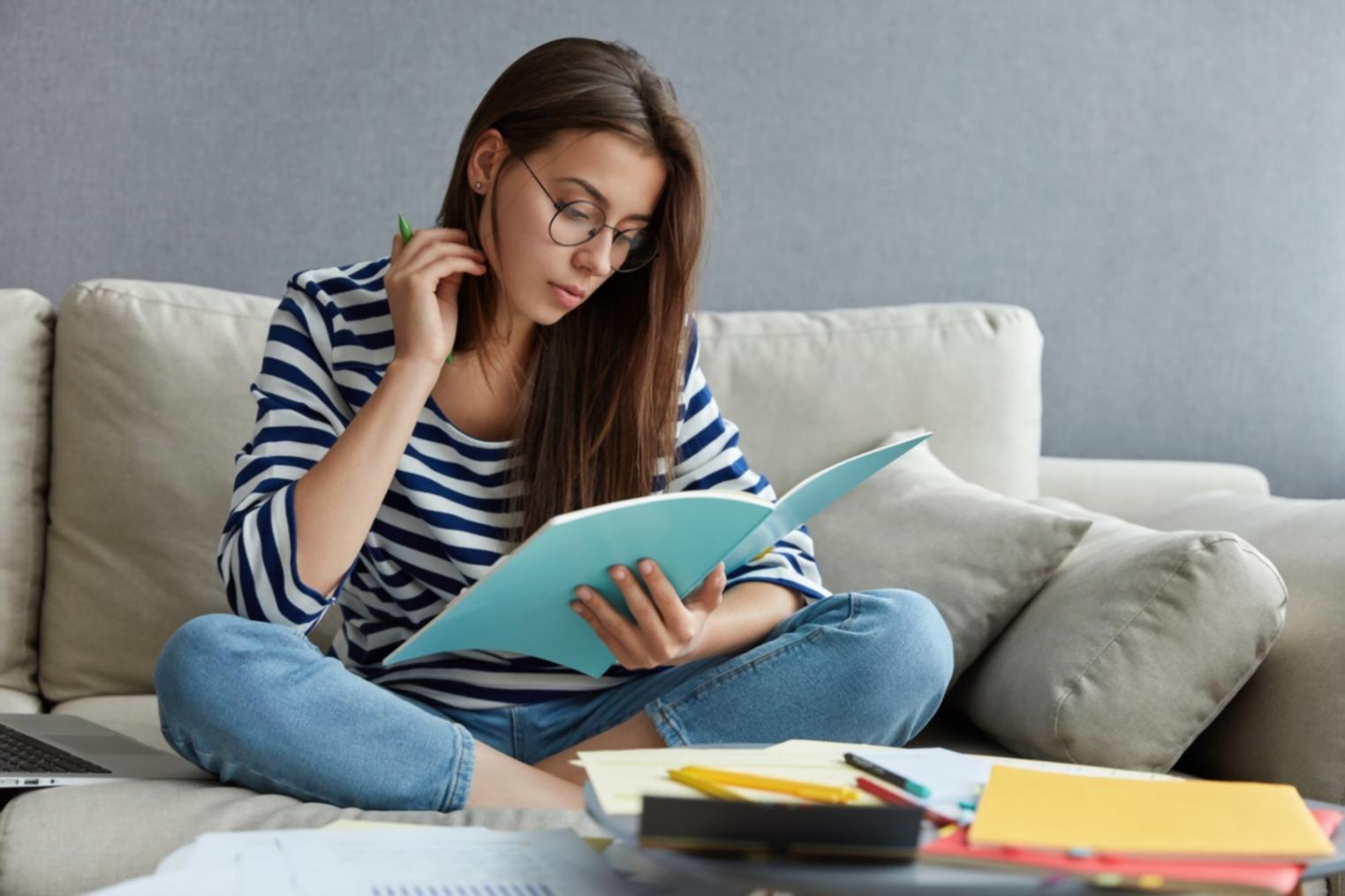 Moderne Arbeitsplatzeinrichtung mit mehreren Monitoren für Finanzanalysen